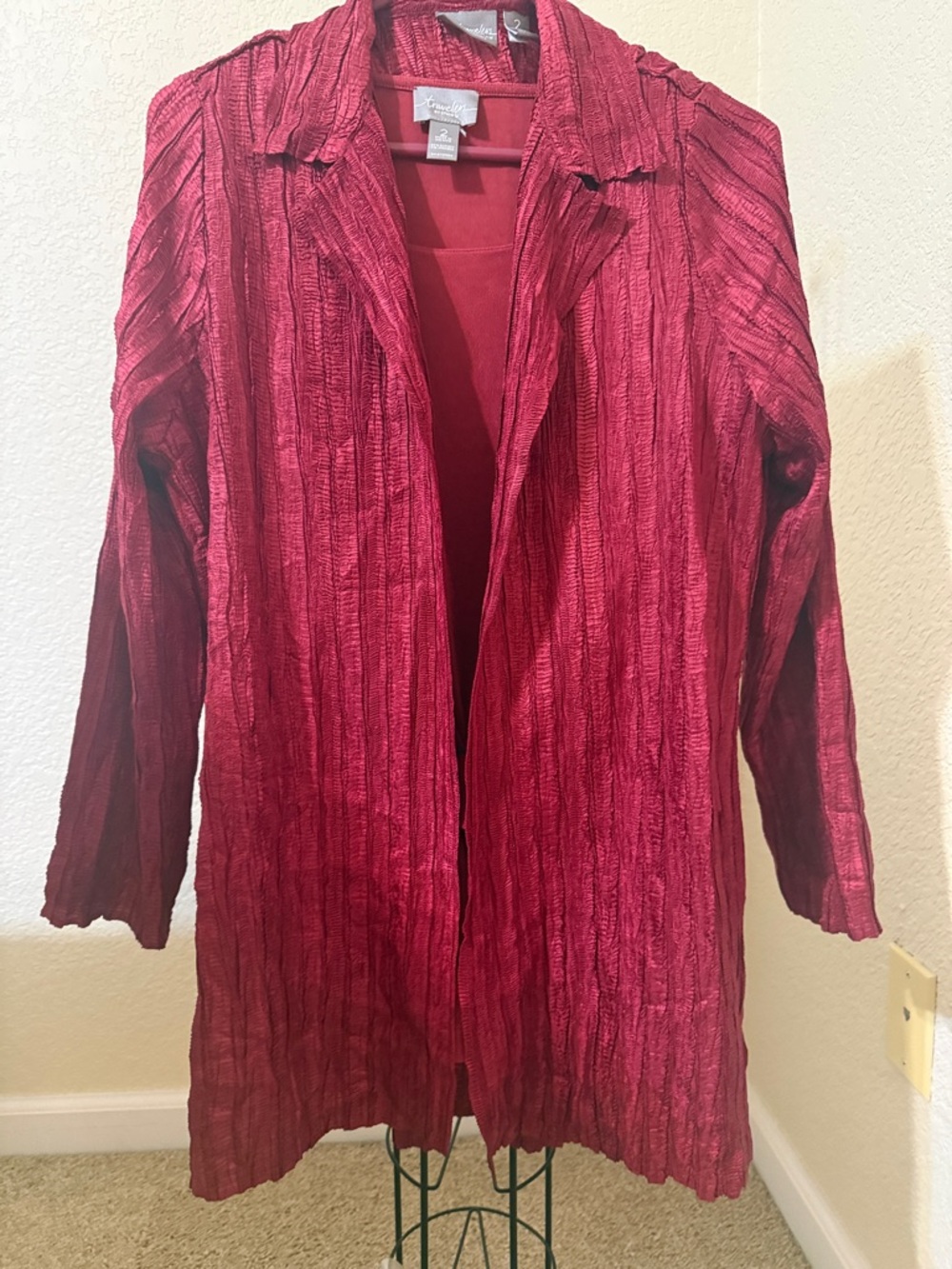 Chicos Traveler 2 piece set. Sz 2 Cranberry Red.  Like new!